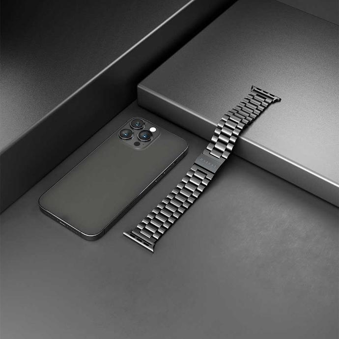 alt="apple watch and samsung strap"