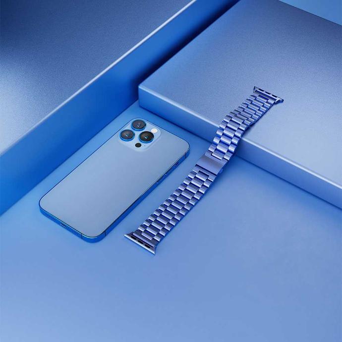 alt="stainless steel apple watch band"
