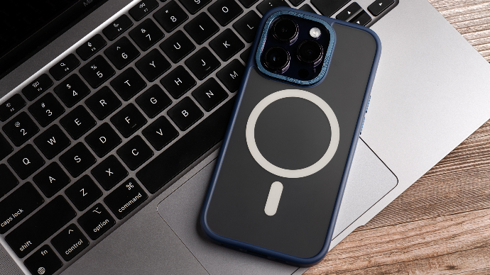 alt="iPhone 14 case with magsafe"