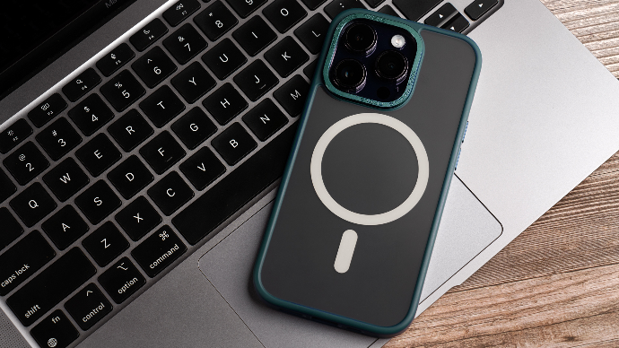 alt="iPhone 14 case with MagSafe"