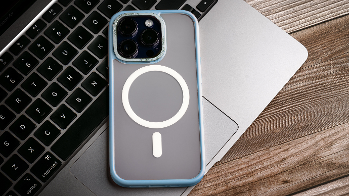 alt="iPhone 14 case with magsafe"